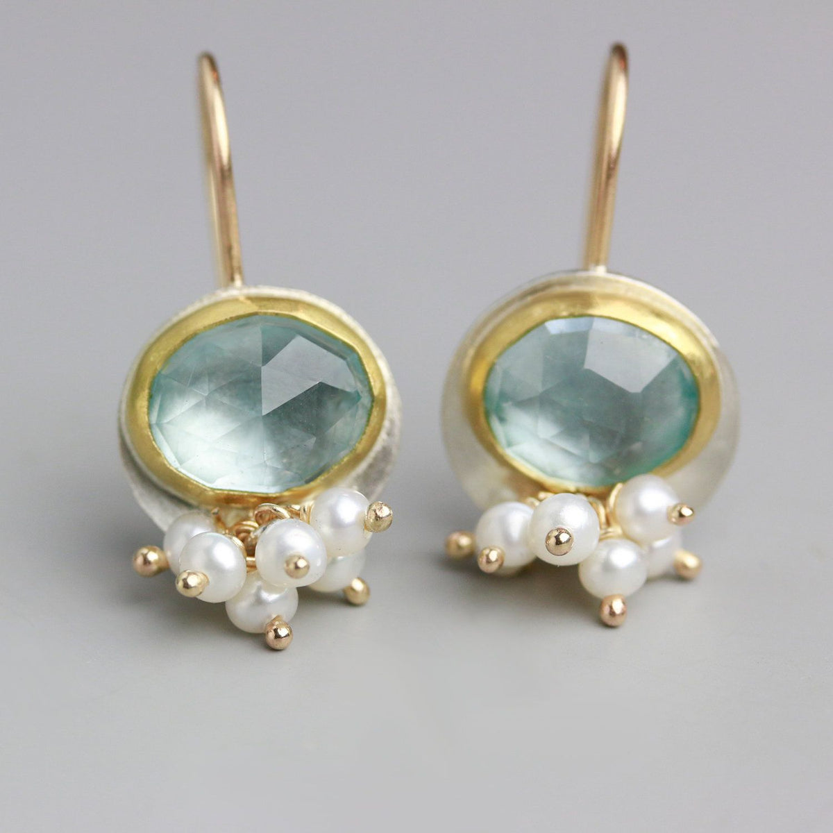 Grappe de Perles | Boucles d'oreilles dorées et argentées avec pierre bleu clair et perles blanches – Vue 01
