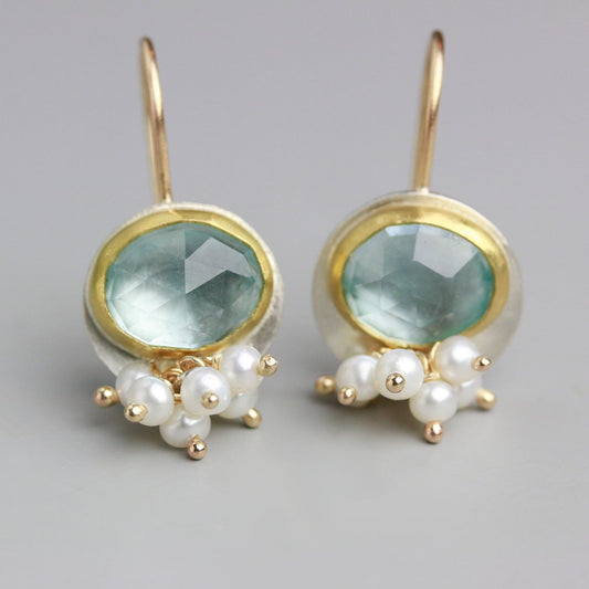 Grappe de Perles | Boucles d'oreilles dorées et argentées avec pierre bleu clair et perles blanches – Vue 01