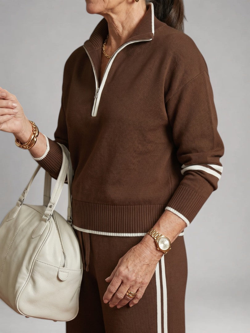 Femme portant un ensemble deux pièces en maille avec haut à col zippé et pantalon large, coloris marron