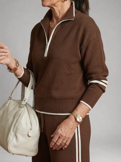 Femme portant un ensemble deux pièces en maille avec haut à col zippé et pantalon large, coloris marron