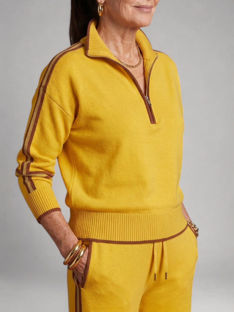 Femme portant un ensemble deux pièces en maille avec haut à col zippé et pantalon large, coloris jaune
