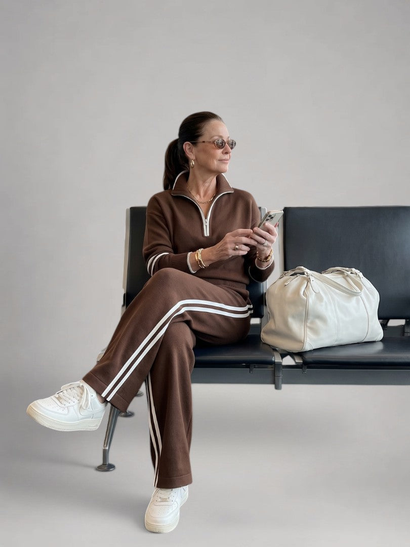 Femme portant un ensemble deux pièces en maille avec haut à col zippé et pantalon large, coloris marron