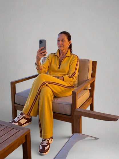 Femme portant un ensemble deux pièces en maille avec haut à col zippé et pantalon large, coloris jaune