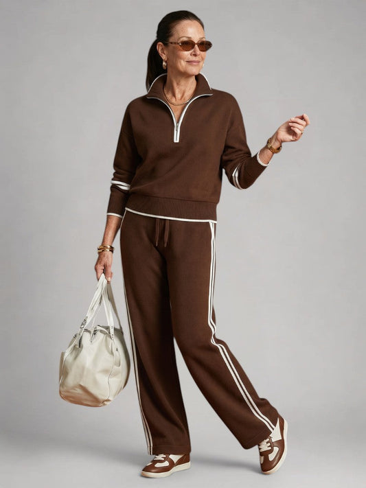 Femme portant un ensemble deux pièces en maille avec haut à col zippé et pantalon large, coloris marron