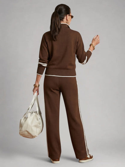 Femme portant un ensemble deux pièces en maille avec haut à col zippé et pantalon large, coloris marron