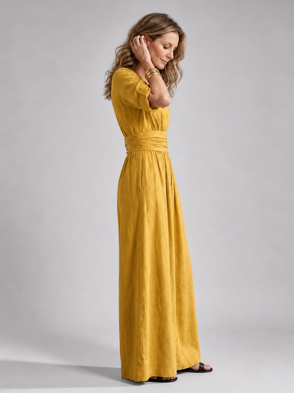 Femme portant une combinaison à haut croisé et jambes larges, coloris jaune