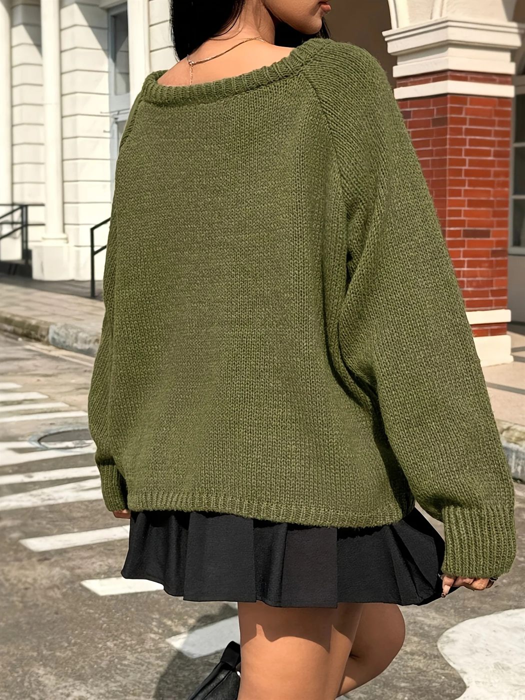 Pull oversize vert olive vu de dos, épaules descendues et maille souple