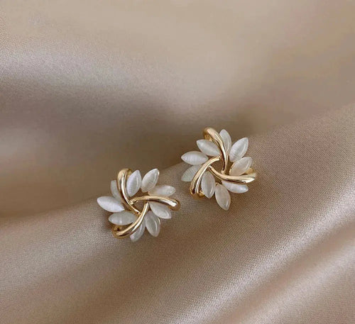 Bouton Floral | Boucles d'oreilles fleurs avec pétales blanc laiteux – Vue 01