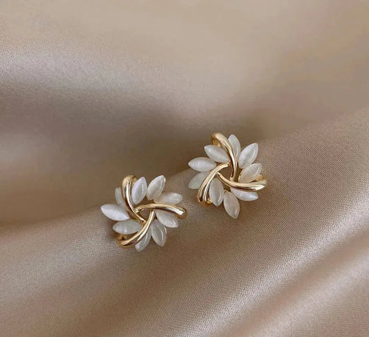 Bouton Floral | Boucles d'oreilles fleurs avec pétales blanc laiteux – Vue 01