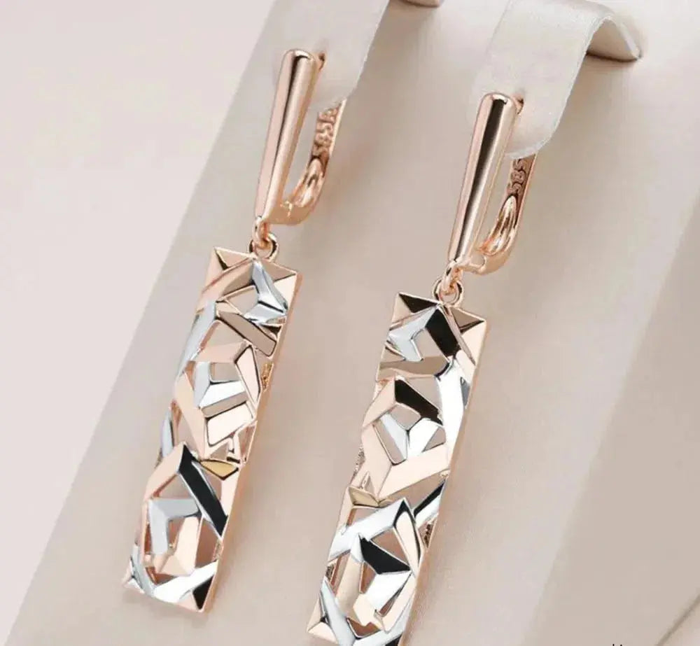 Jeu de Bordures | Boucles d'oreilles allongées à l'allure dorée et argentée – Vue 01