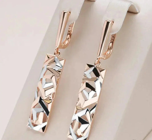 Jeu de Bordures | Boucles d'oreilles allongées à l'allure dorée et argentée – Vue 01