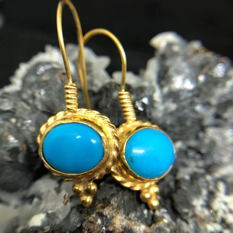 Bordure Torsadée | Boucles d'oreilles dorées avec pierre turquoise – Vue 01