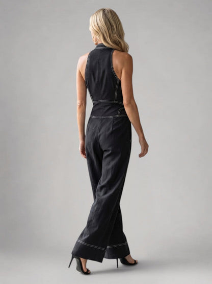 Femme portant une combinaison dos-nu à fermeture éclair devant et jambes larges, coloris noir