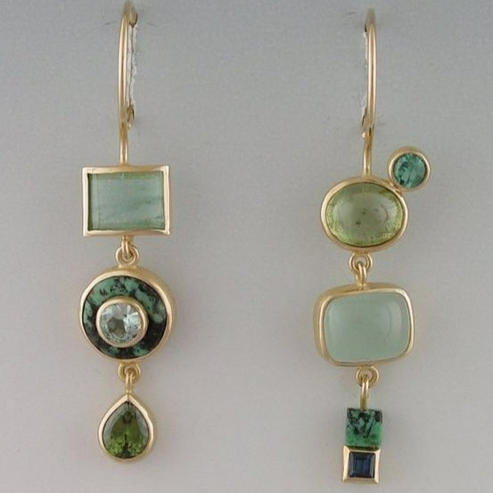 Jeu Carré | Boucles d'oreilles dorées avec pierres vertes et bleues – Vue 01