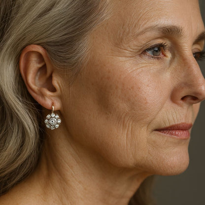 Éclat de Couronne | Boucles d'oreilles dorées avec pierres claires en cercle – Vue 02