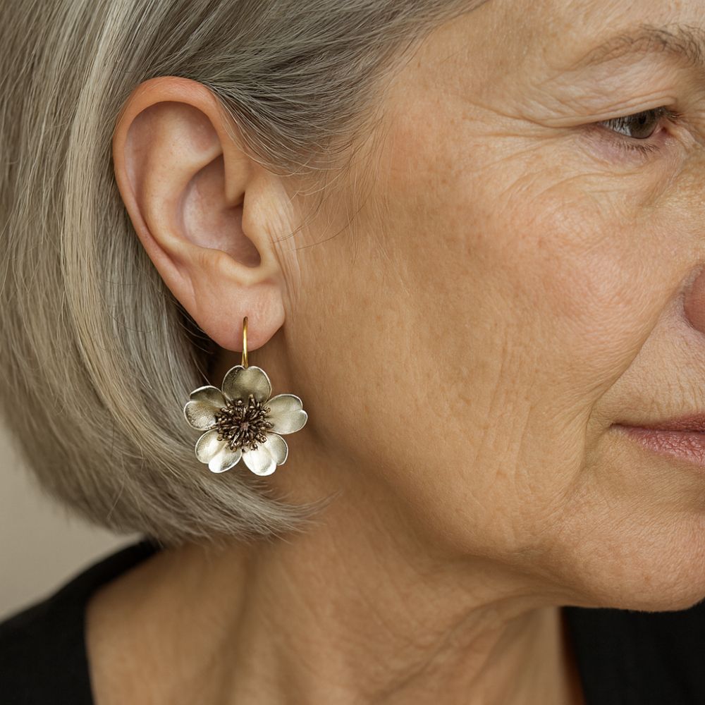 Fleur de Pommier | Boucles d'oreilles fleurs à l'allure argentée – Vue 02