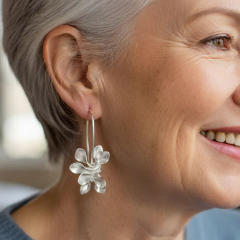 Semis de Fleurs | Boucles d'oreilles argentées avec fleurs – Vue 03