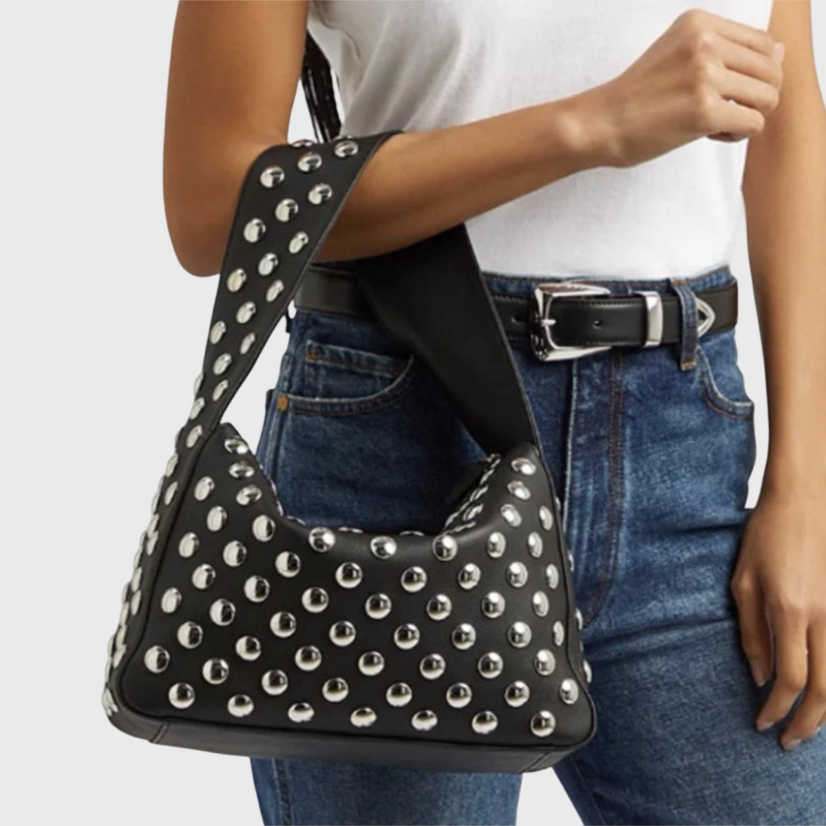 Sac clouté Gina noir porté à l'épaule