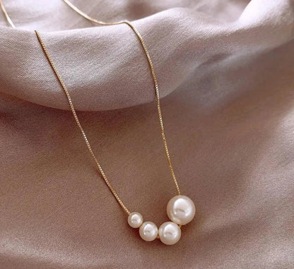 Félicie | Collier doré avec perles blanches – Vue 01