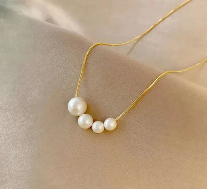 Félicie | Collier doré avec perles blanches – Vue 02