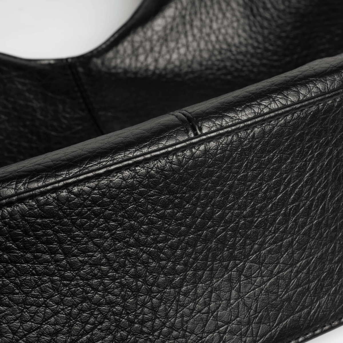 Sac cabas Hanaé noir porté à l'épaule