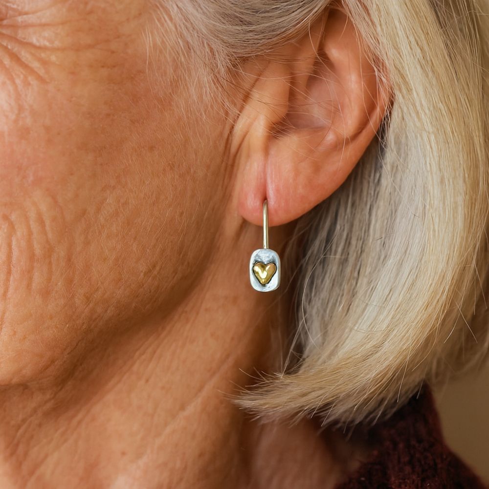Goutte de Cœur | Boucles d'oreilles argentées avec cœur doré – Vue 02