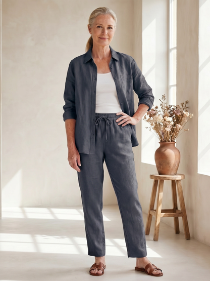 Femme portant un ensemble deux pièces avec chemise à manches longues et pantalon fuselé, coloris gris