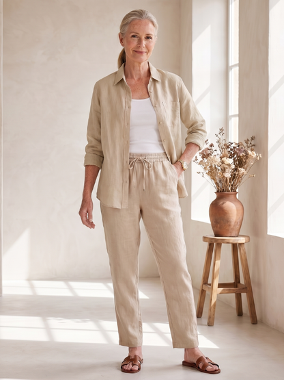Femme portant un ensemble deux pièces avec chemise à manches longues et pantalon fuselé, coloris beige