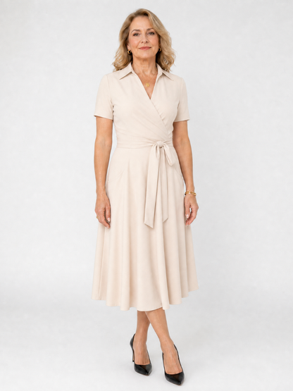 Geneviève — Robe portefeuille midi à col et ceinture, coloris Beige