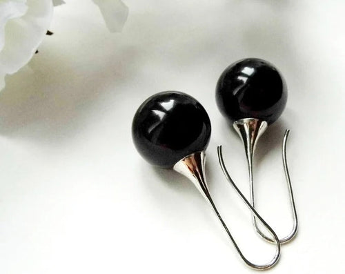 Perle Nocturne | Boucles d'oreilles argentées avec perle noire – Vue 01