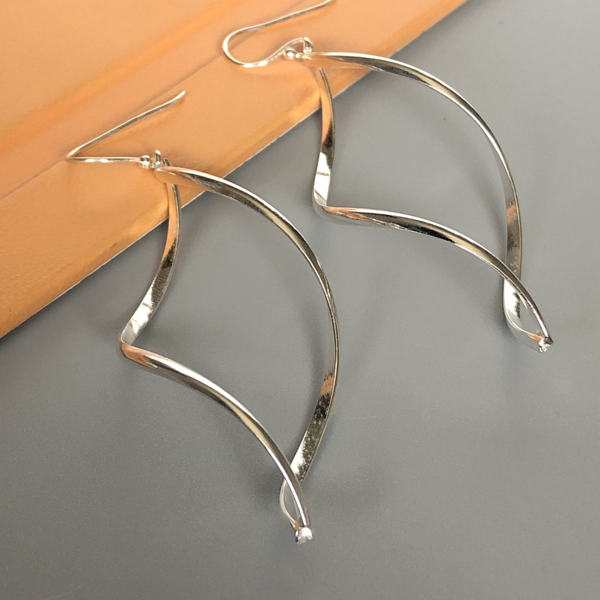 Ligne Ondulée | Boucles d'oreilles dorées avec ligne ondulée – Vue 01
