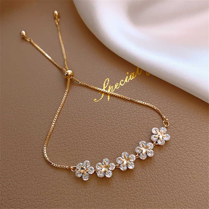 Rangée d'Étoiles | Bracelet doré réglable avec fleurs de pierres claires – Vue 02