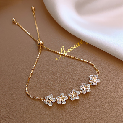 Rangée d'Étoiles | Bracelet doré réglable avec fleurs de pierres claires – Vue 02