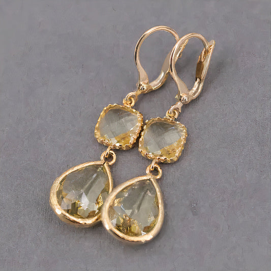 Semis de Lumière | Boucles d'oreilles dorées avec pierres claires en cascade – Vue 01