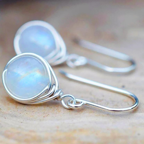 Perle Enroulée | Boucles d'oreilles argentées avec perle claire en fil enroulé – Vue 01