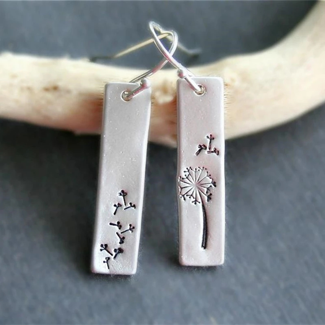 Plaque Pissenlit | Boucles d'oreilles argentées à motif de pissenlit – Vue 01