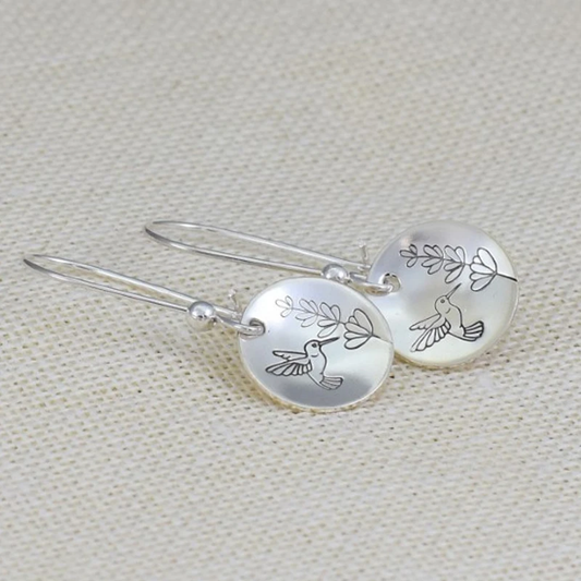 Disque Gravé | Boucles d'oreilles argentées avec fleur gravée – Vue 01