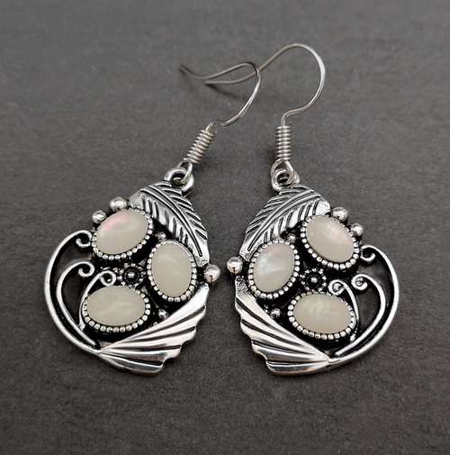 Feuille de Lune | Boucles d'oreilles argentées avec pierres claires et motif de feuilles – Vue 01