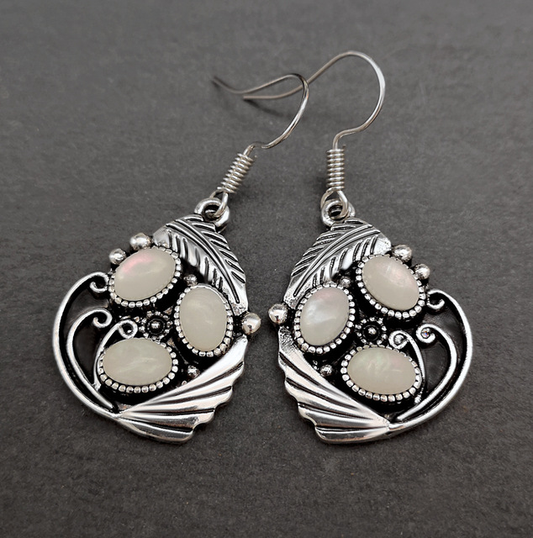 Feuille de Lune | Boucles d'oreilles argentées avec pierres claires et motif de feuilles – Vue 01