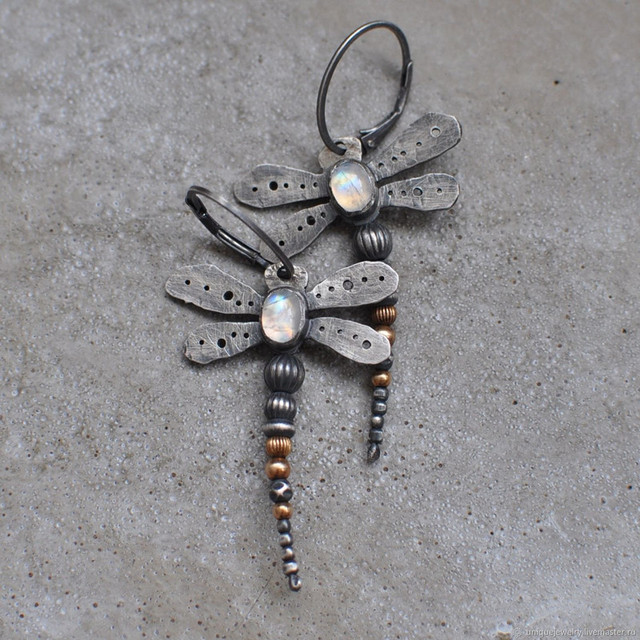Queue Perlée | Boucles d'oreilles à motif de libellule et pierre claire – Vue 01