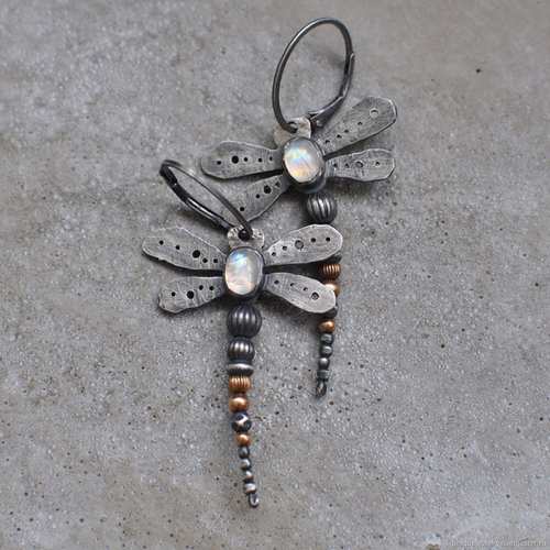 Queue Perlée | Boucles d'oreilles à motif de libellule et pierre claire – Vue 01