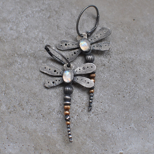 Queue Perlée | Boucles d'oreilles à motif de libellule et pierre claire – Vue 01