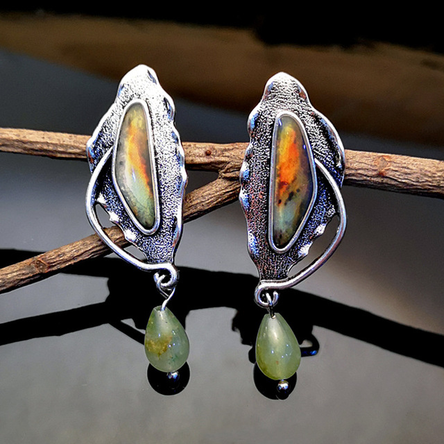 Flamme Feuillue | Boucles d'oreilles avec pierre à motifs et goutte verte – Vue 01