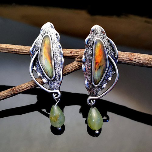 Flamme Feuillue | Boucles d'oreilles avec pierre à motifs et goutte verte – Vue 01