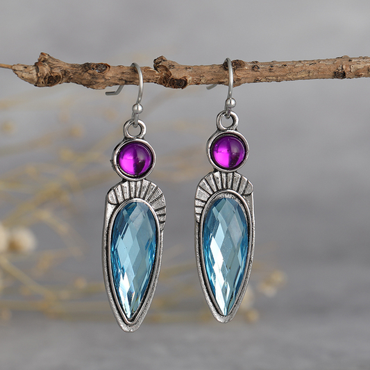 Goutte de Glace | Longues boucles d'oreilles avec grande pierre bleu clair facettée – Vue 01