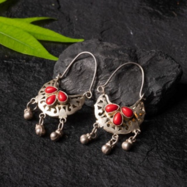 Croissant à Franges | Boucles d'oreilles avec pierres rouges et petites perles – Vue 01