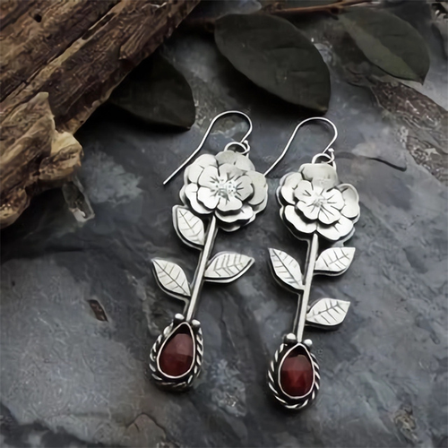 Tige de Rose | Boucles d'oreilles argentées avec rose et pierre rouge – Vue 01