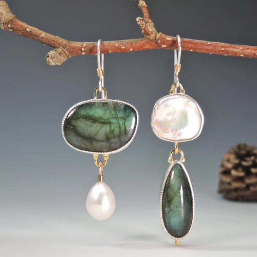Miroir Vert | Boucles d'oreilles asymétriques avec pierres vertes et détails clairs – Vue 01