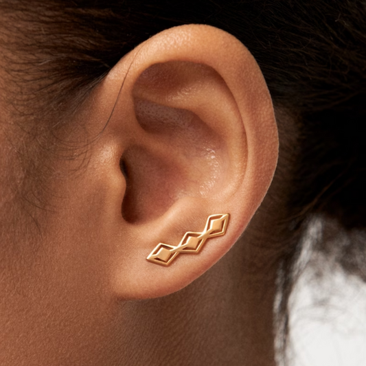 Puce Zigzag | Puces d'oreilles dorées en forme de zigzag – Vue 01