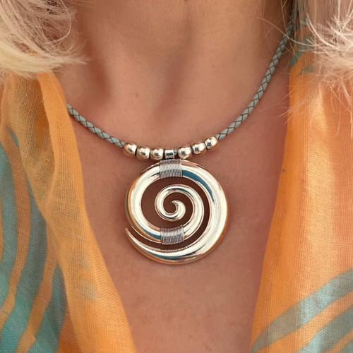 Séverine | Collier argenté à spirale – Vue 01